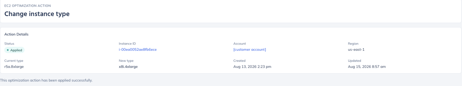 Registro de una acción de optimización completada para cambiar el tipo de instancia, con el estado aplicado, el identificador de la instancia, la región, el tipo antes y después del cambio, y las fechas de creación y finalización.